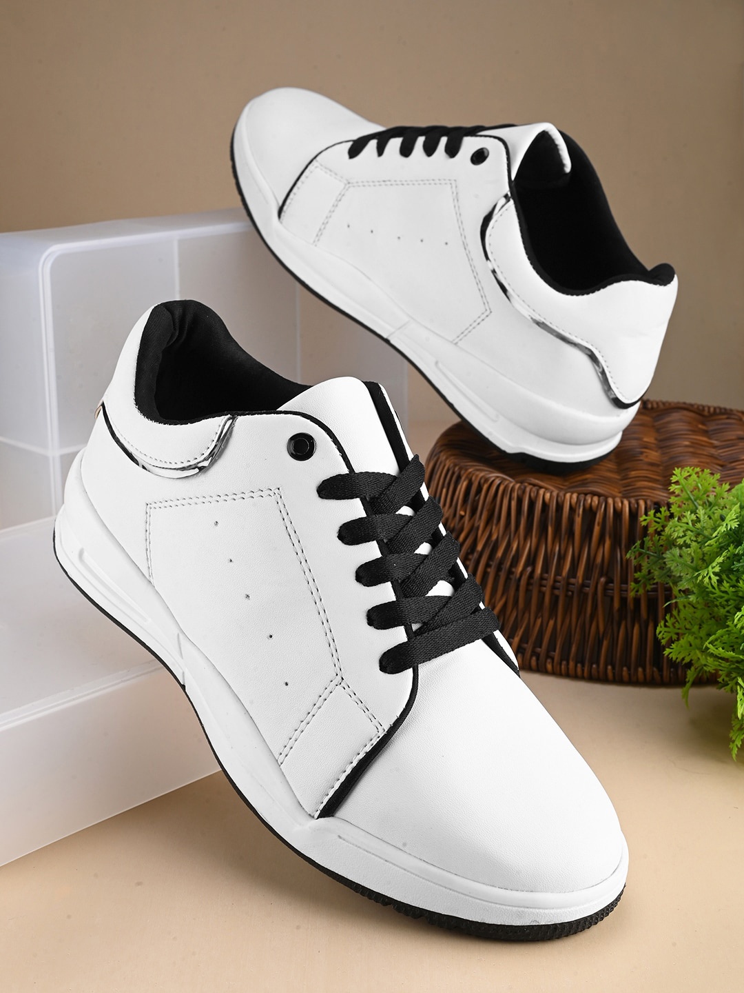 

The Roadster Lifestyle Co. Women White Lightweight Lace-Up Sneakers