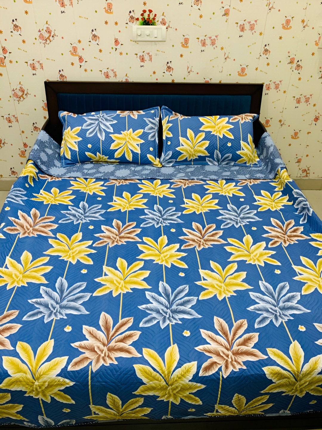 

Innovative Edge Blue Floral 180 TC Cotton Queen Bedsheet With 2 Pillow Covers