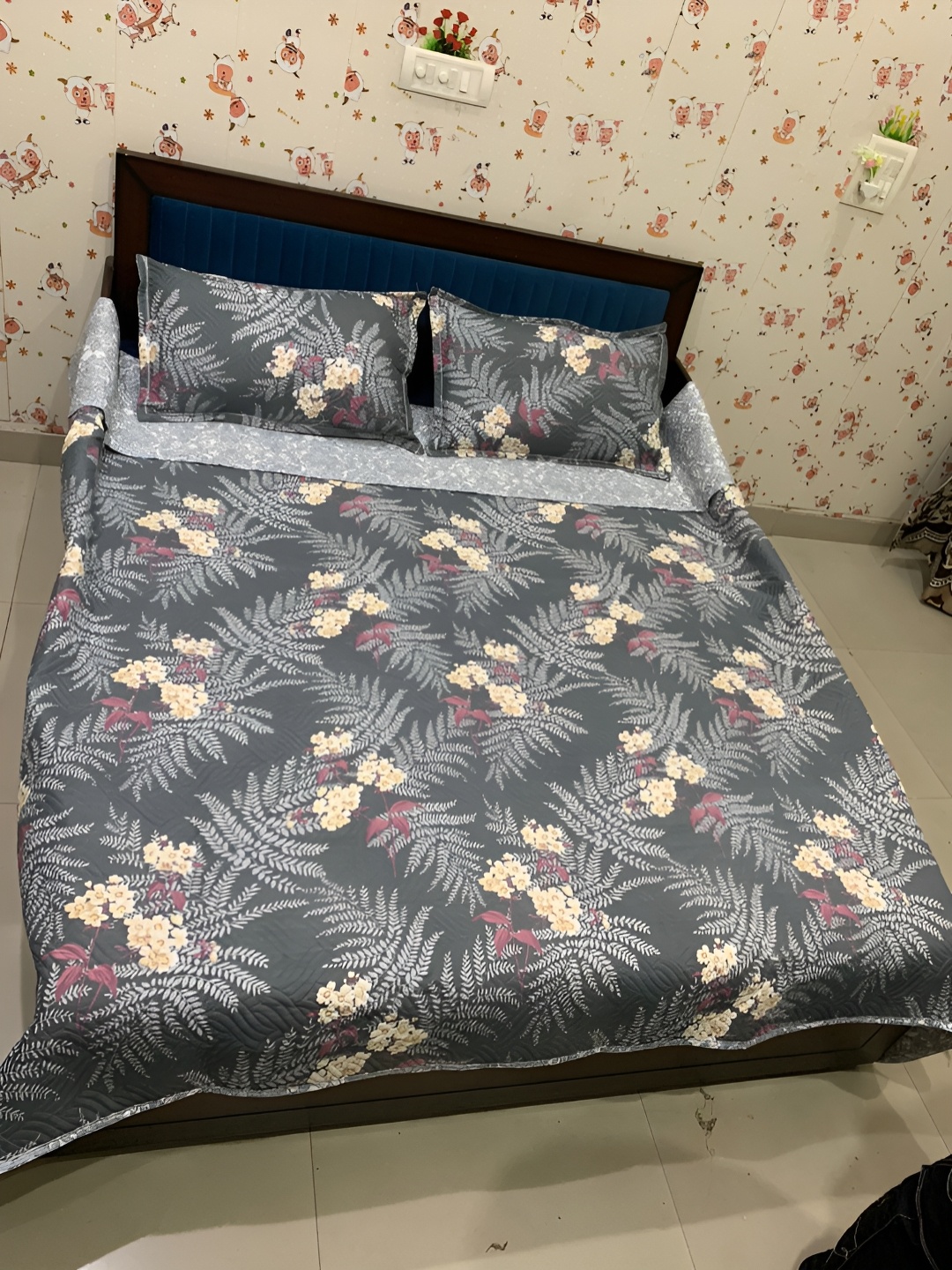 

Innovative Edge Grey Floral 180 TC Cotton Queen Bedsheet With 2 Pillow Covers