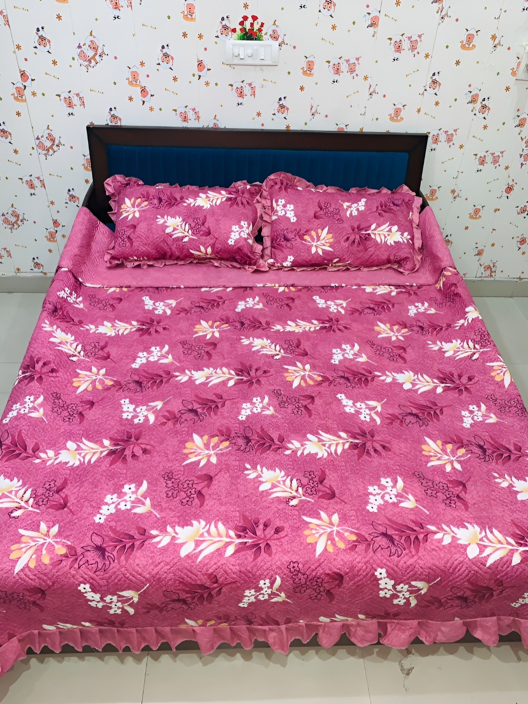 

Innovative Edge Maroon Floral 180 TC Cotton Queen Bedsheet With 2 Pillow Covers