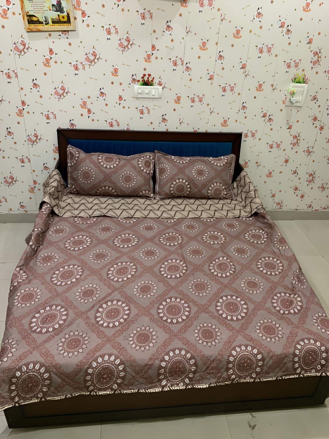 

Innovative Edge Brown Floral 180 TC Cotton Queen Bedsheet With 2 Pillow Covers