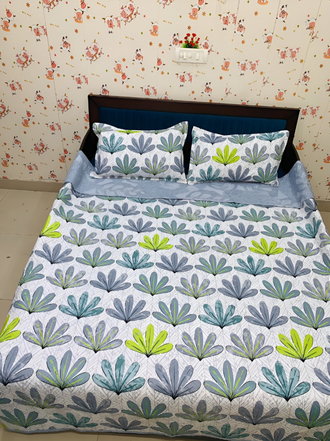 

Innovative Edge Green Floral 180 TC Cotton Queen Bedsheet With 2 Pillow Covers