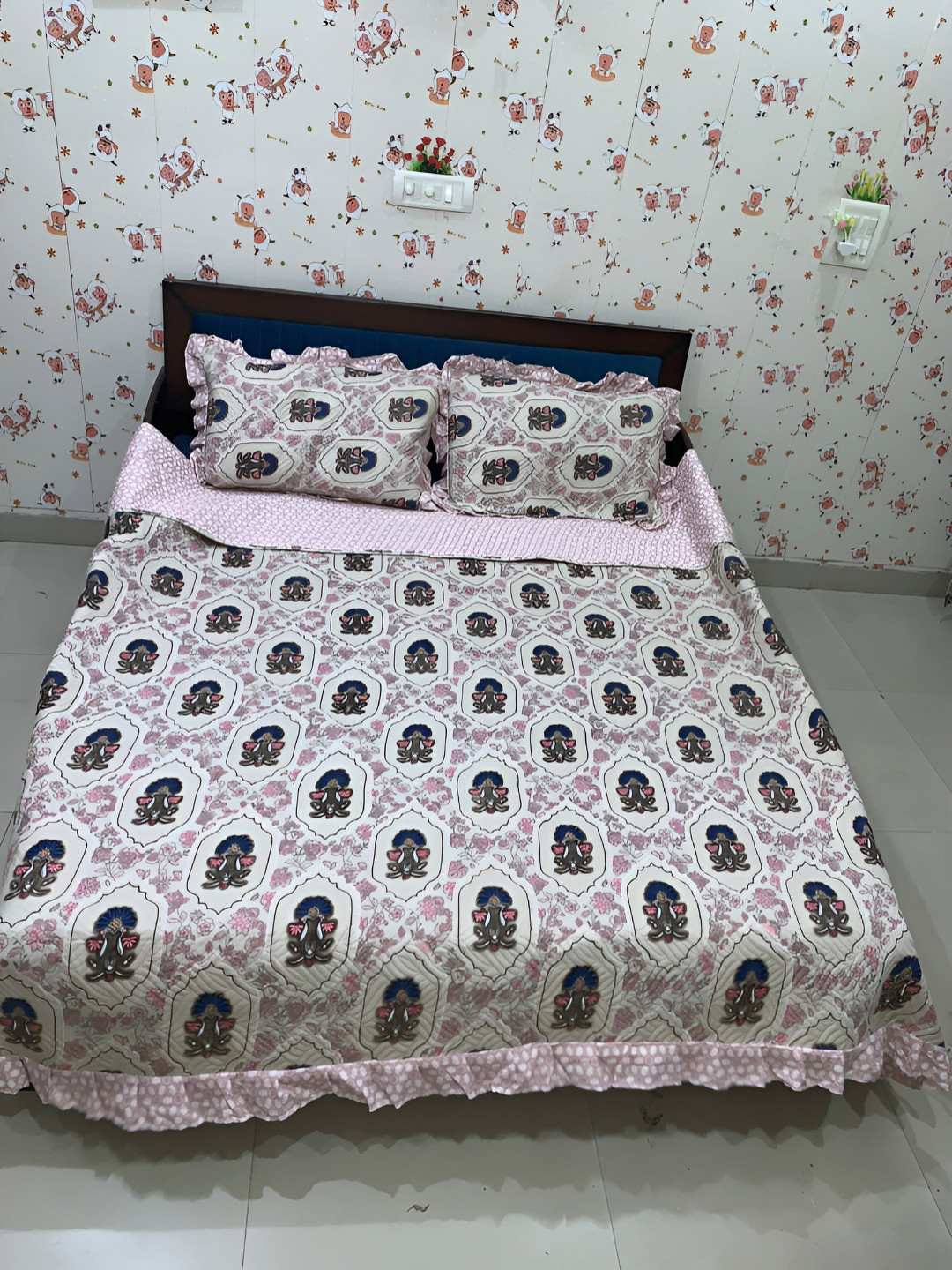 

Innovative Edge Grey White Floral 180 TC Cotton Queen Bedsheet With 2 Pillow Covers