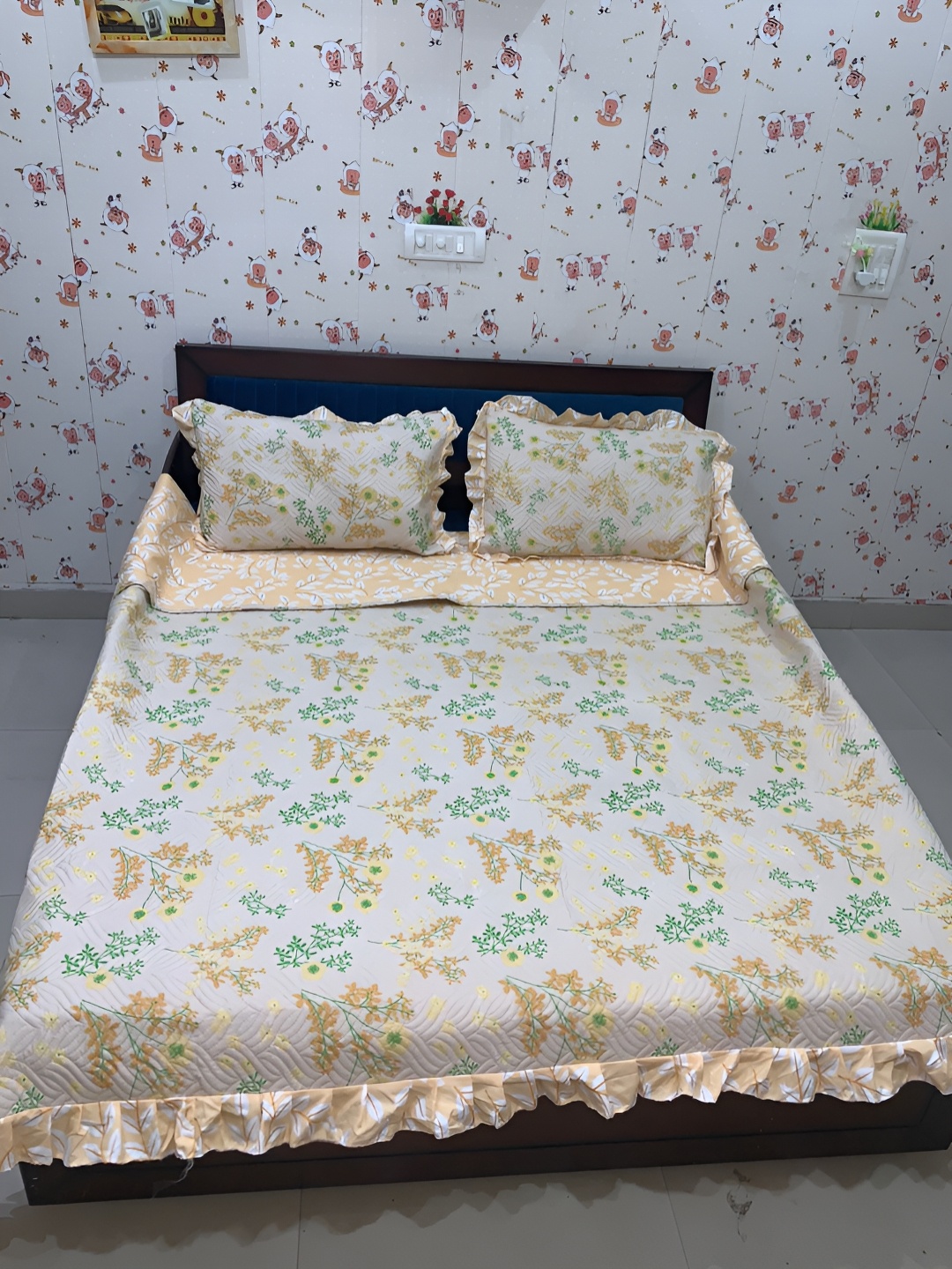 

Innovative Edge Peach Floral 180 TC Cotton Queen Bedsheet With 2 Pillow Covers