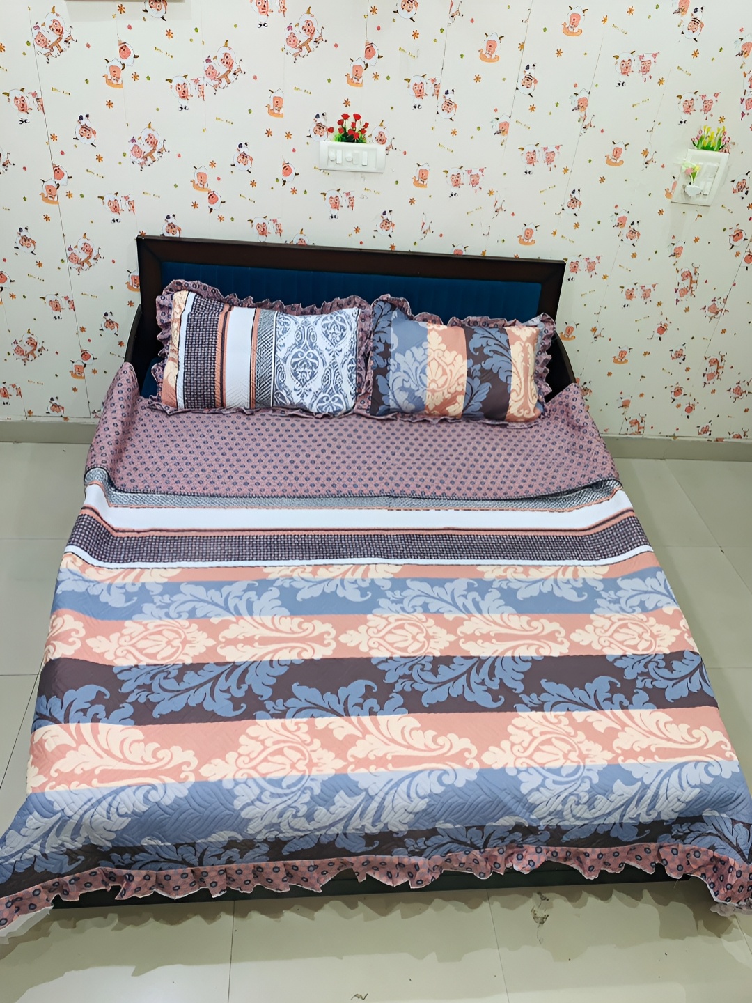 

Innovative Edge Peach Floral 180 TC Cotton Queen Bedsheet With 2 Pillow Covers