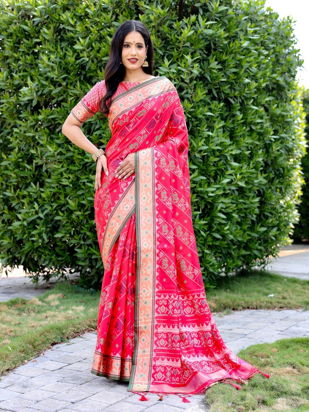 

SHIVAARYA Woven Design Silk Blend Patola Saree, Pink
