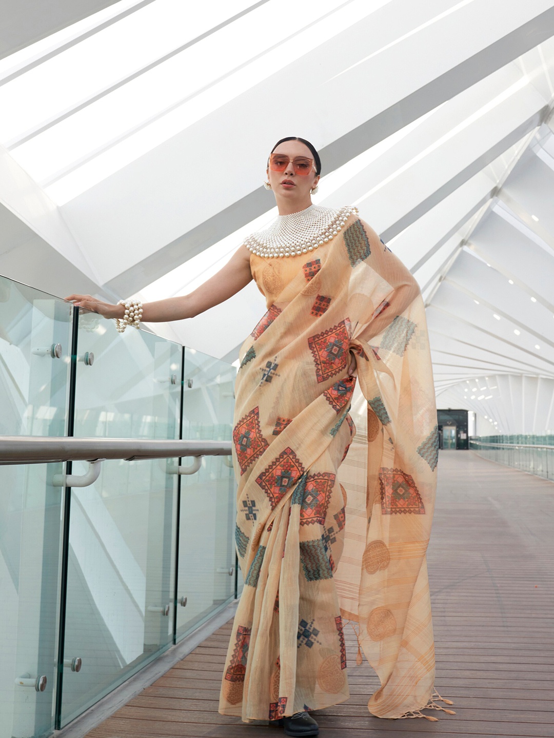 

Mitera Floral Zari Tissue Saree, Cream