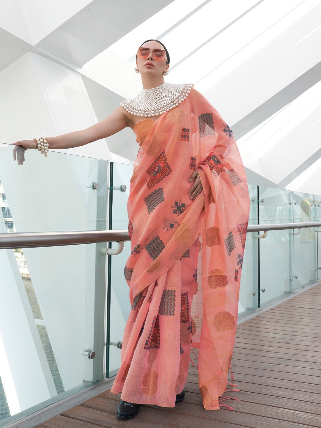

Mitera Floral Zari Tissue Saree, Peach