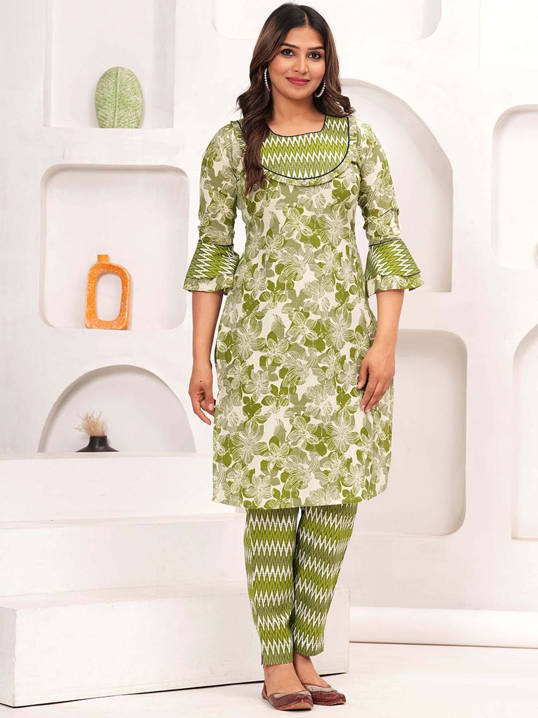 

UNBIND Floral Printed Pure Cotton Straight Kurta With Trousers, Green