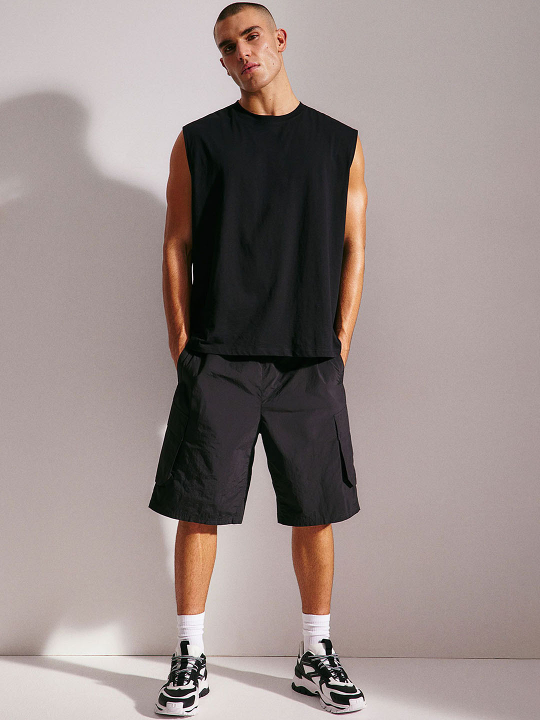 

H&M Men Cargo Shorts, Black