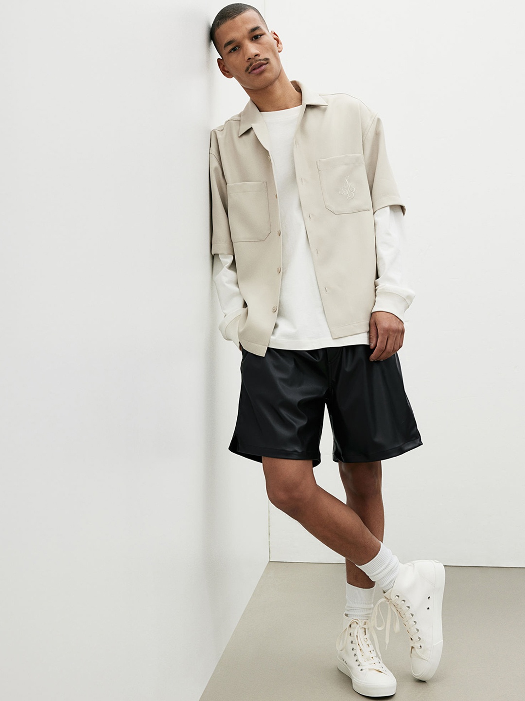 

H&M Men Relaxed Fit Coated Shorts, Black