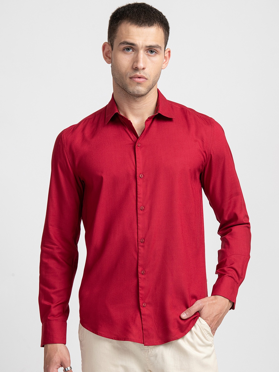 

KISSOSS Men SlimFit Solid spread collar India Slim Opaque Casual Shirt, Red