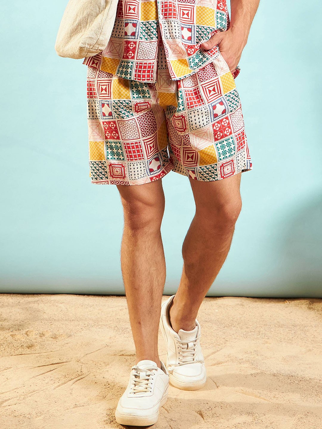 

MASCLN SASSAFRAS Men Conversational Printed Relaxed Fit Mid-Rise Regular Shorts, White