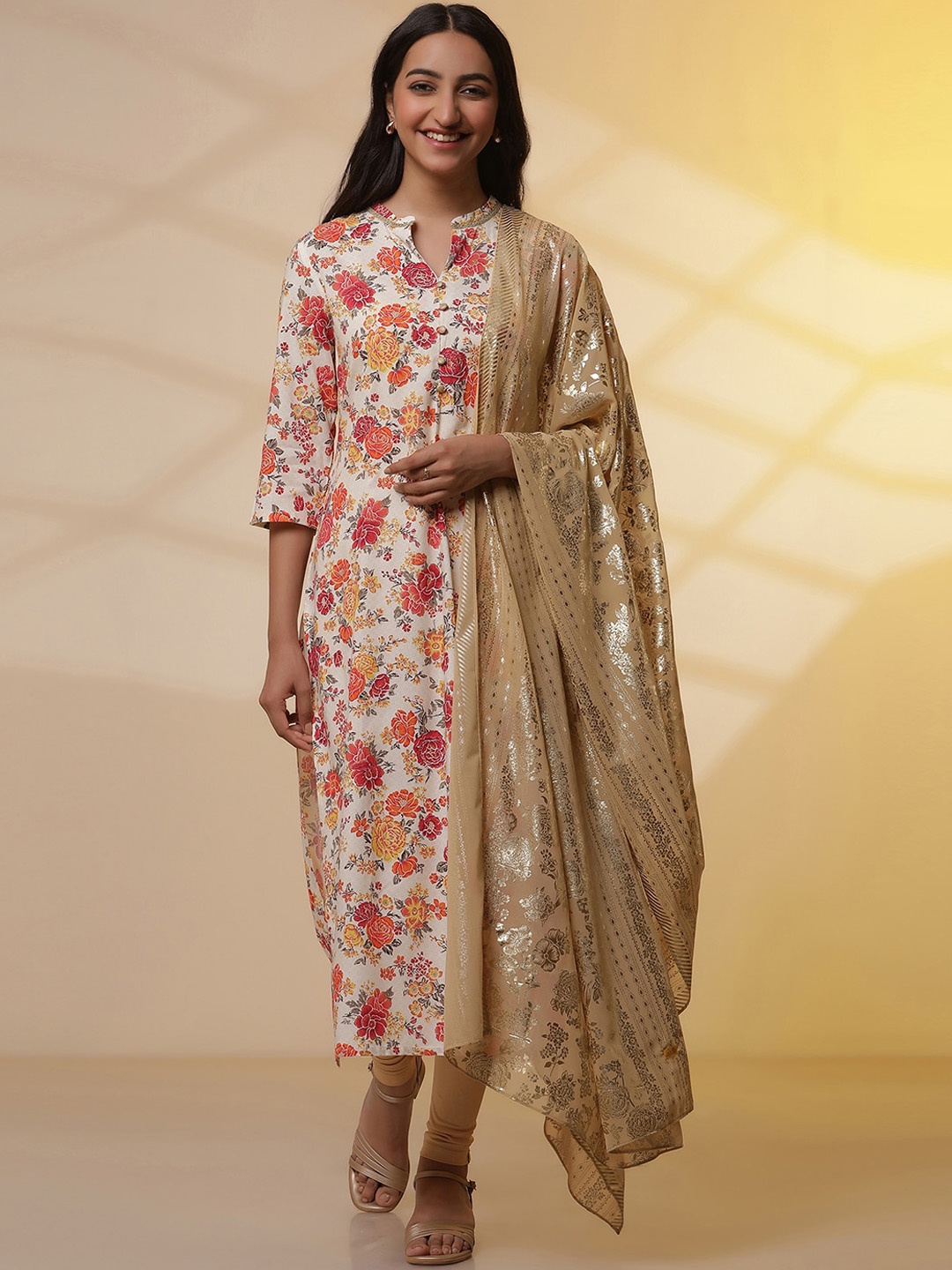 

AURELIA Floral Printed Mandarin Collar Regular Straight Kurta With Leggings & Dupatta, White