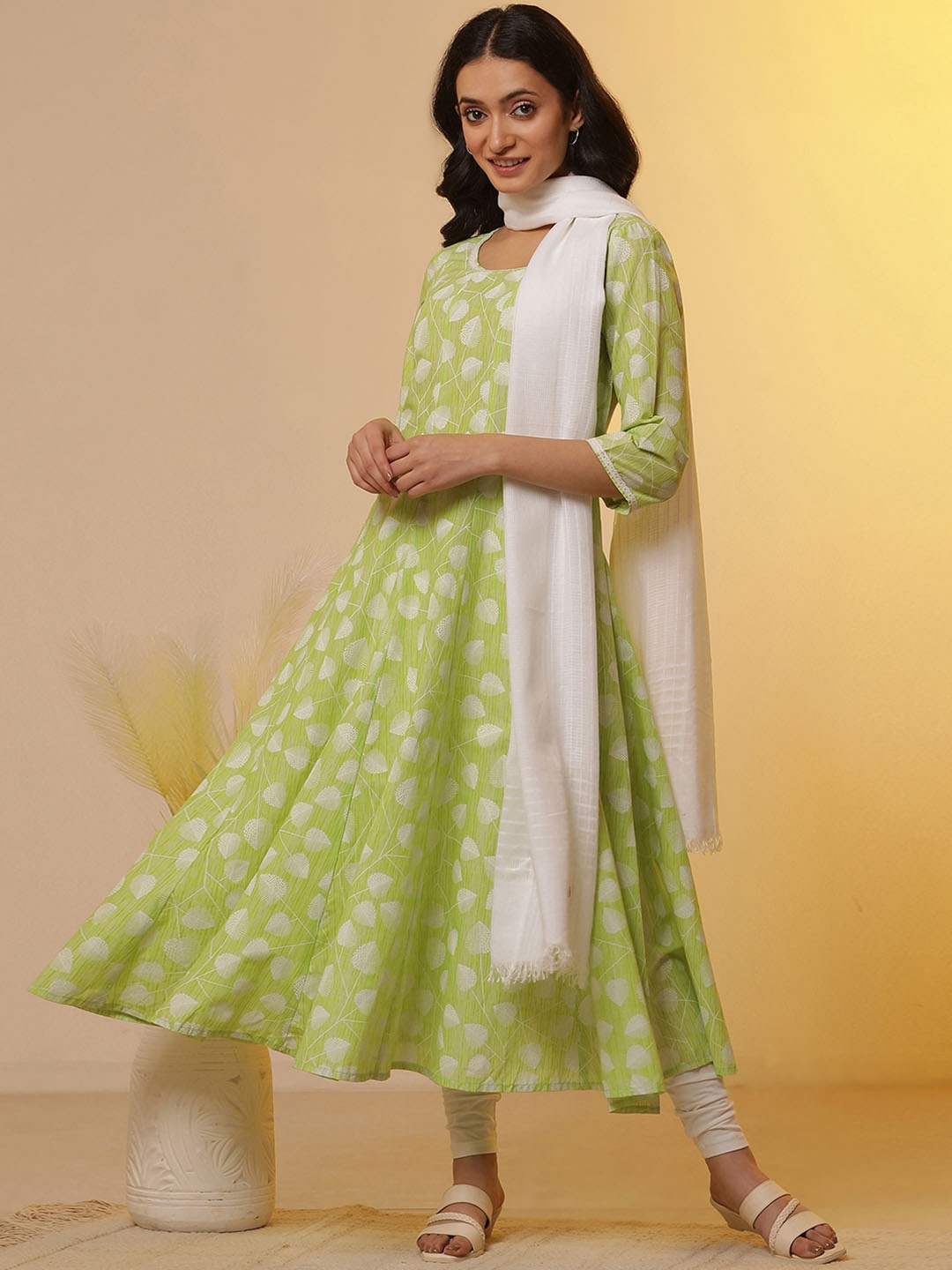 

AURELIA Floral Round Neck Three-Quarter Sleeves Gotta Patti Flared Anarkali Kurta Sets, Green