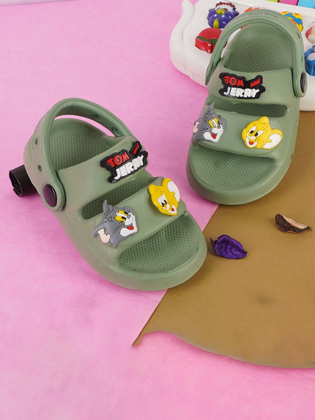 

BAESD Kids Tom & Jerry Applique Clogs, Green