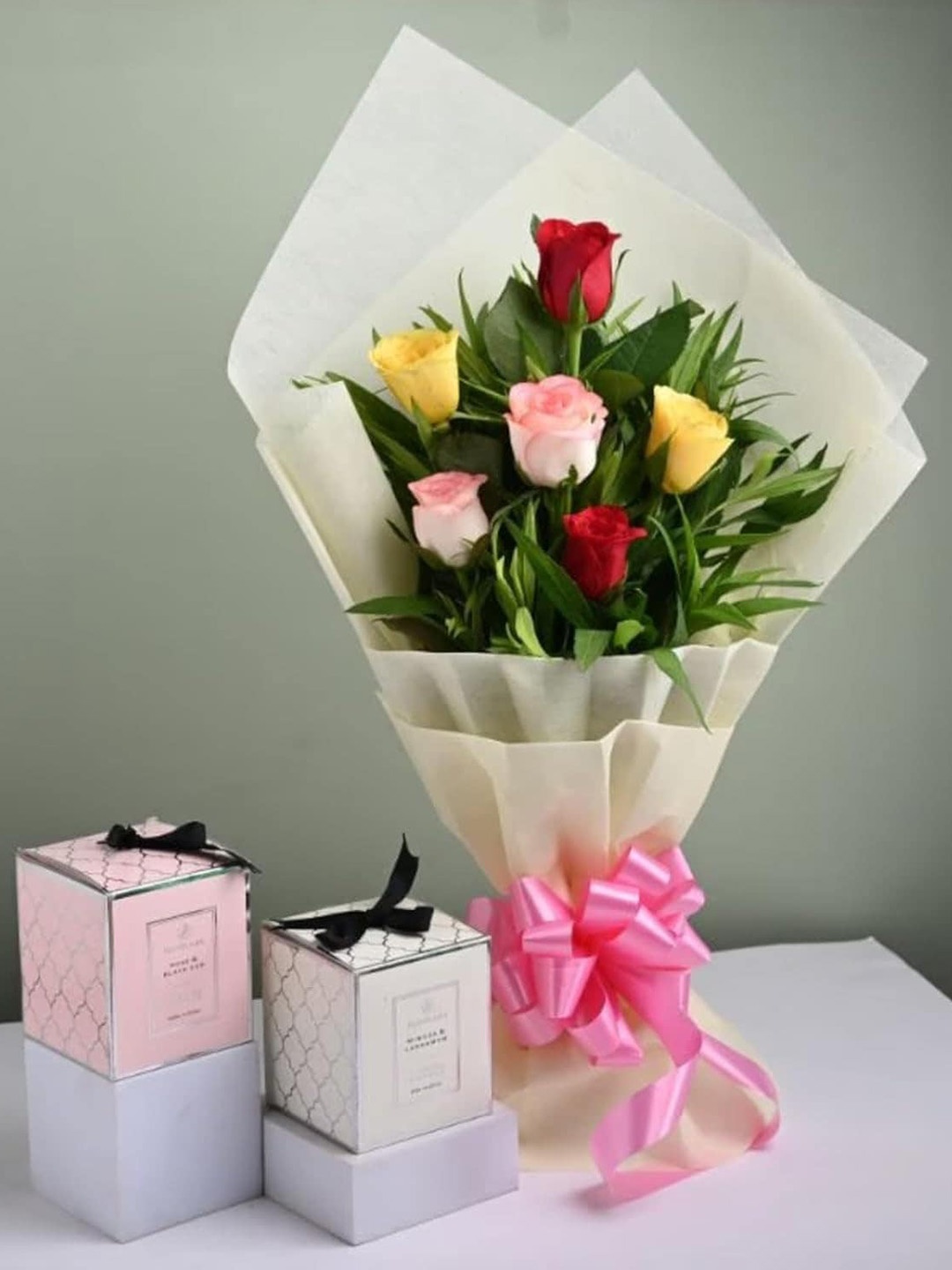 

Floweraura Red & Pink 8 Pieces Fresh Live Roses With Glass Candles