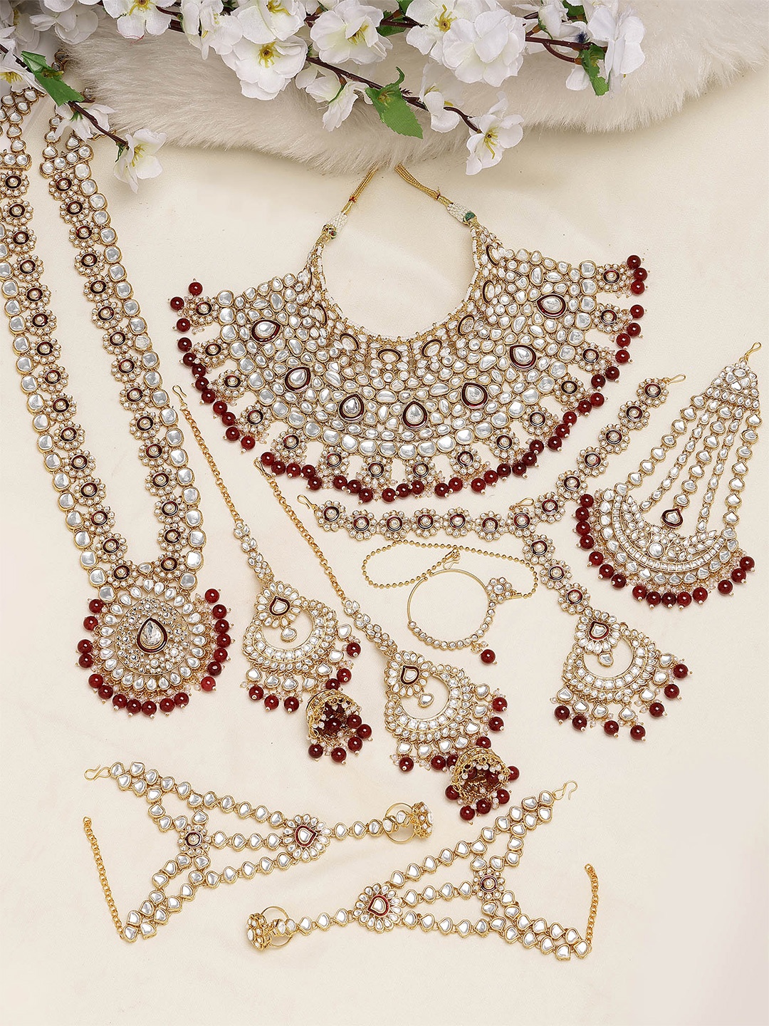 

KARATCART Gold-Plated Kundan-Studded & Beaded Jewellery Set