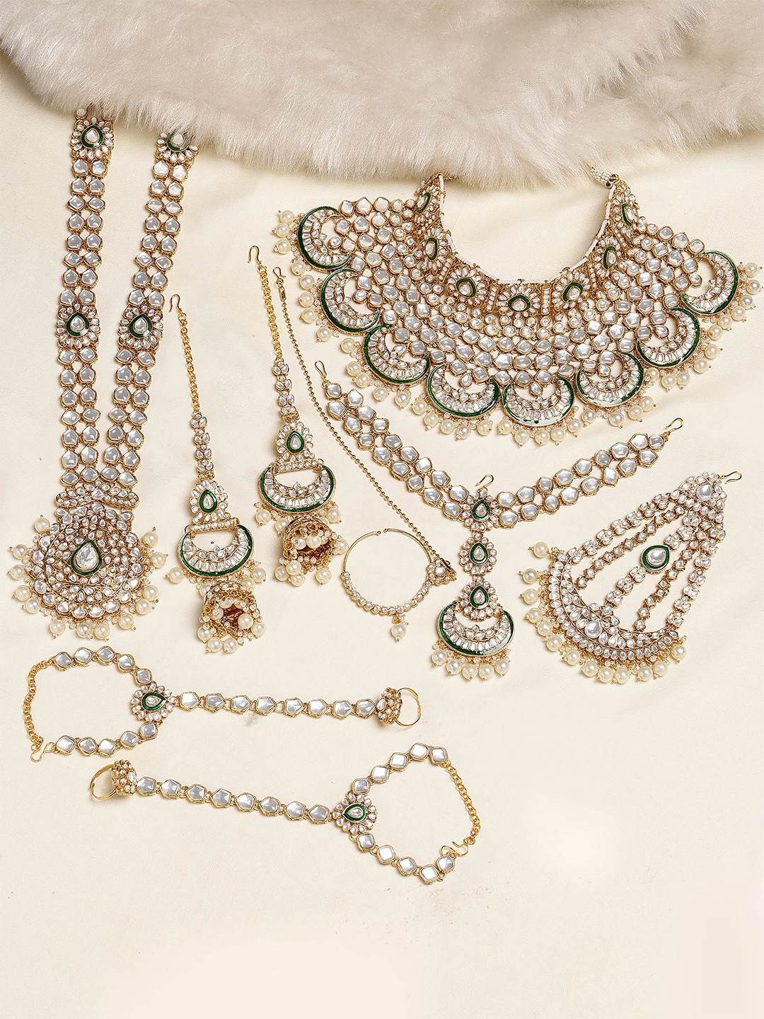 

KARATCART Gold-Plated Kundan-Studded & Beaded Jewellery Set