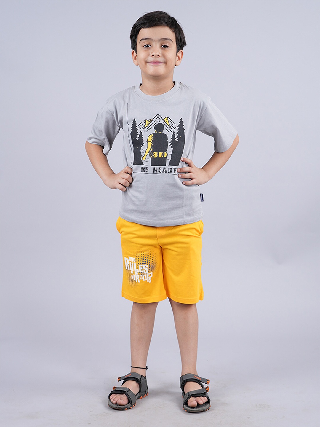 

KiddoPanti Boys Printed T-shirt with Shorts, Grey