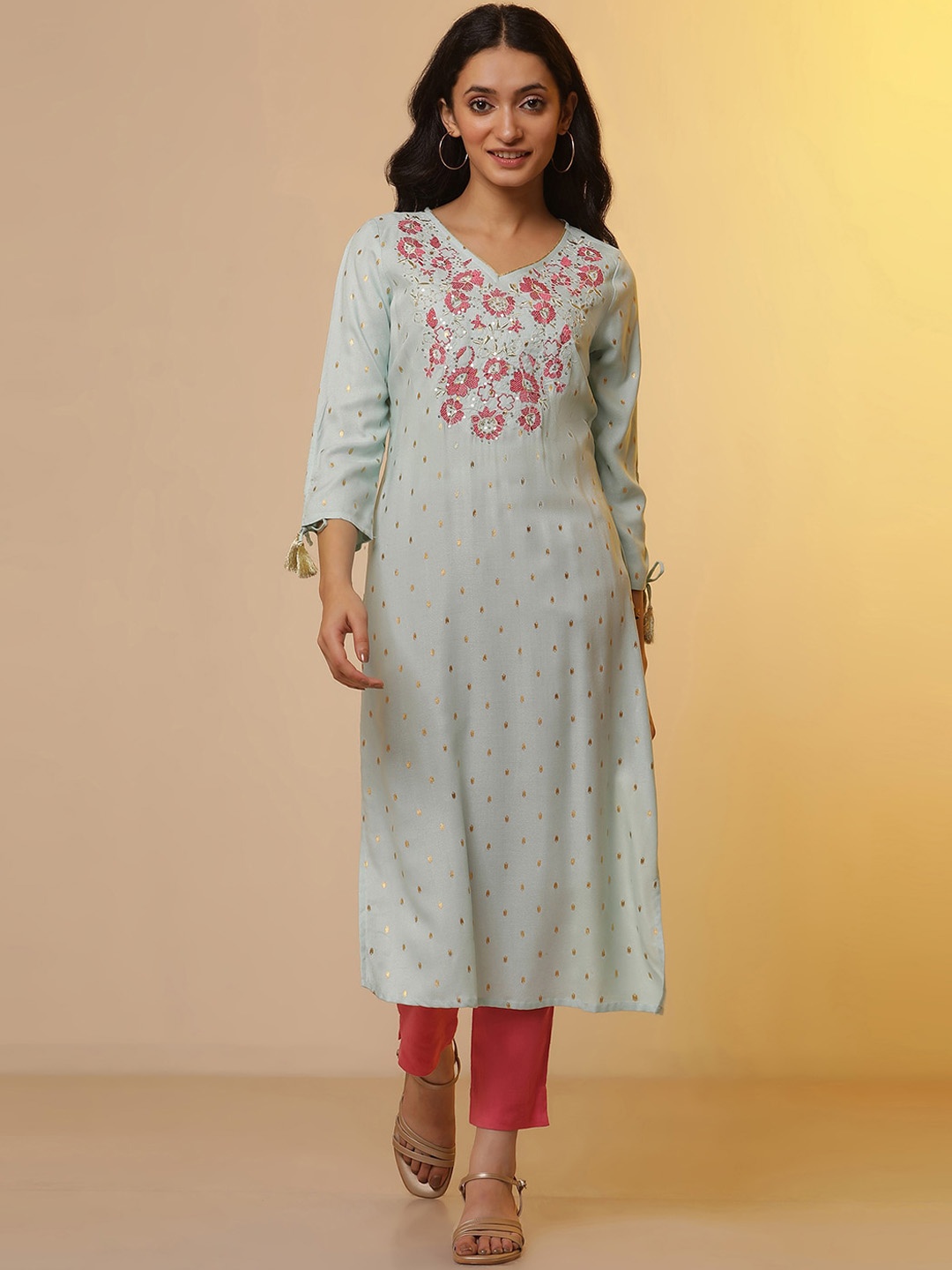 

AURELIA Floral Embroidered Kurta, Blue