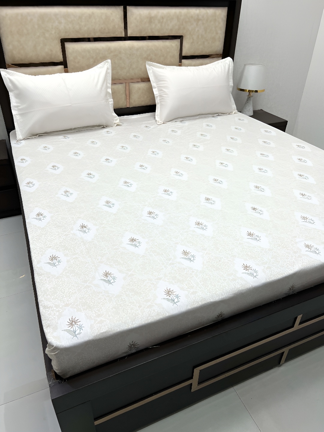 

Pure Decor Yellow & White Floral Cotton 330 TC King Bedsheet with 2 Pillow Covers