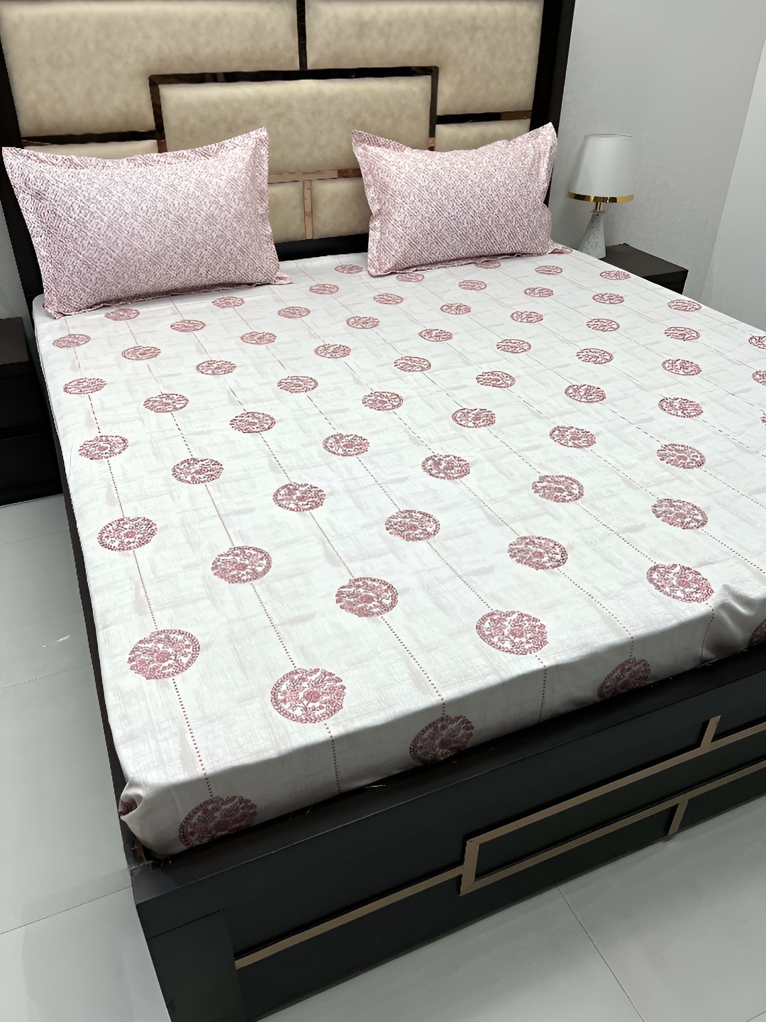 

Pure Decor Peach & Red Floral Cotton 330 TC King Bedsheet with 2 Pillow Covers
