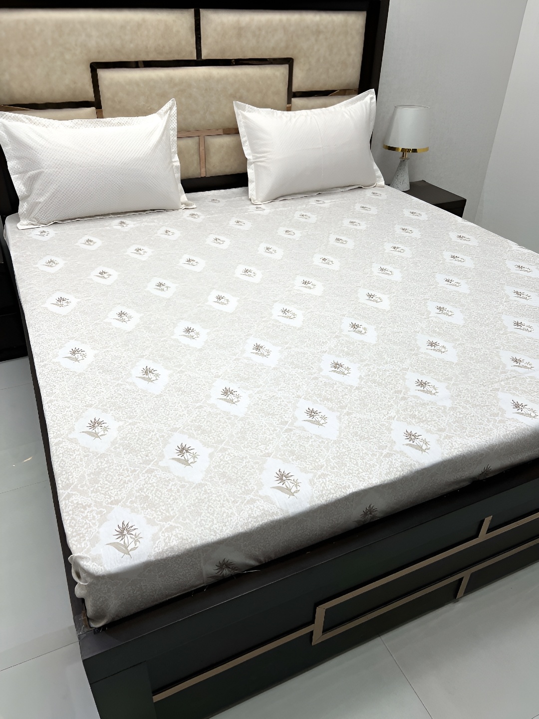 

Pure Decor Brown & White Floral Cotton 330 TC King Bedsheet with 2 Pillow Covers