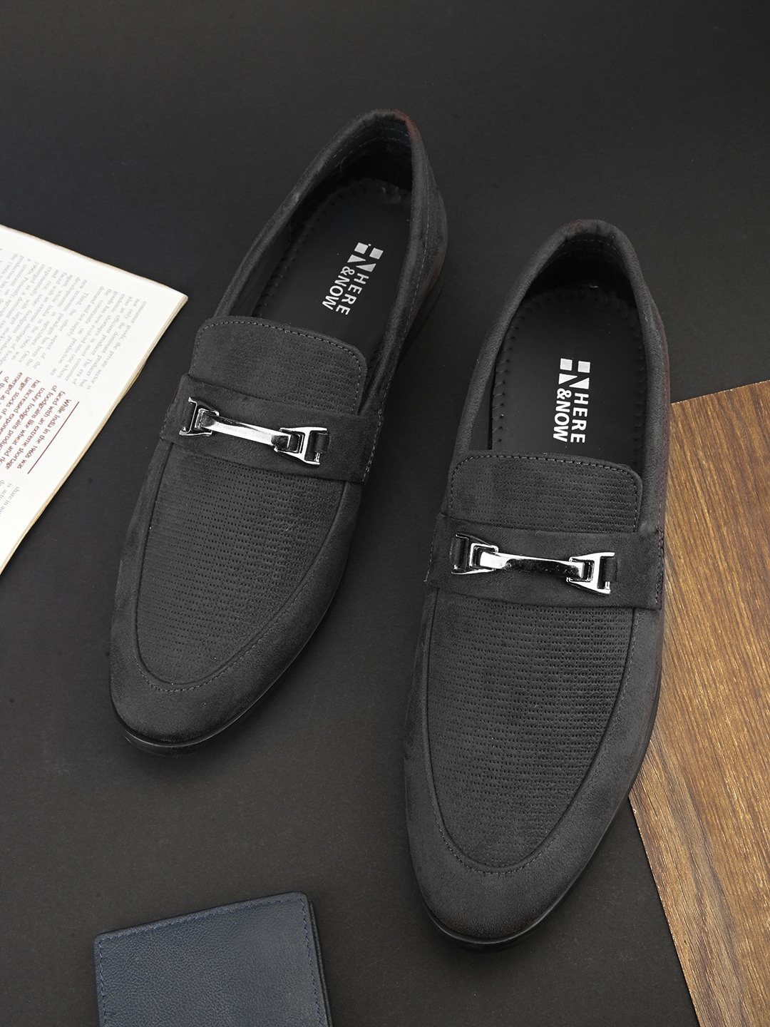 

birgos Men Textured Buckle Detailed Formal Loafers, Black