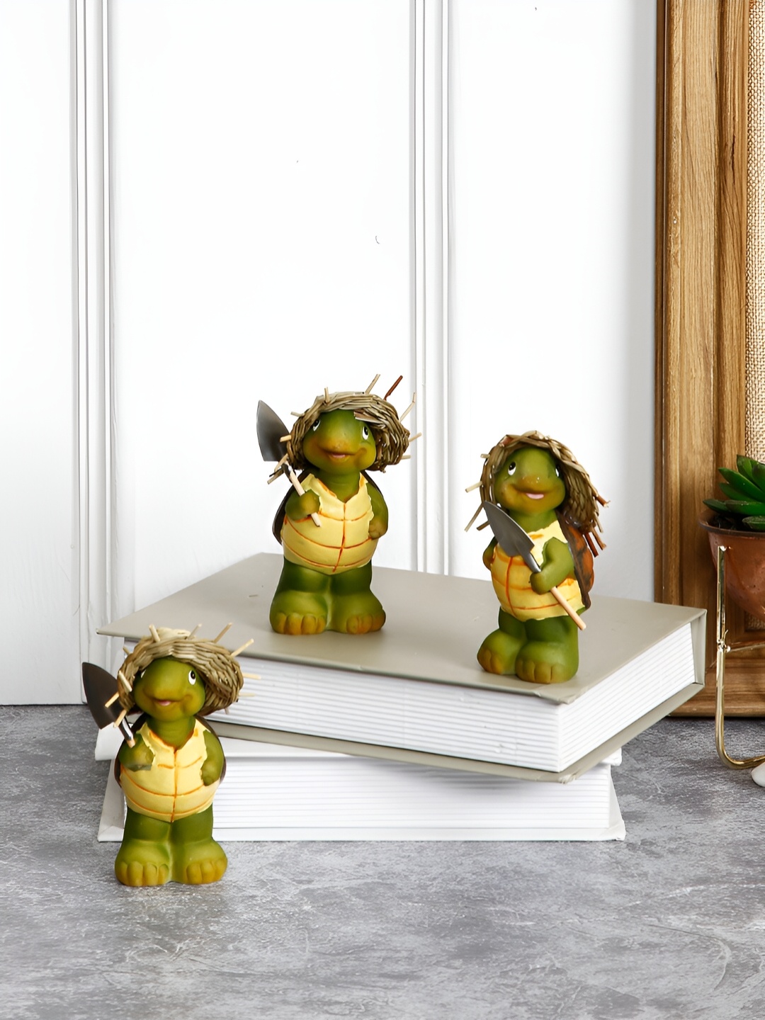 

Aura Brown & Green 3 Pcs Turtles With Jute Hats Showpieces