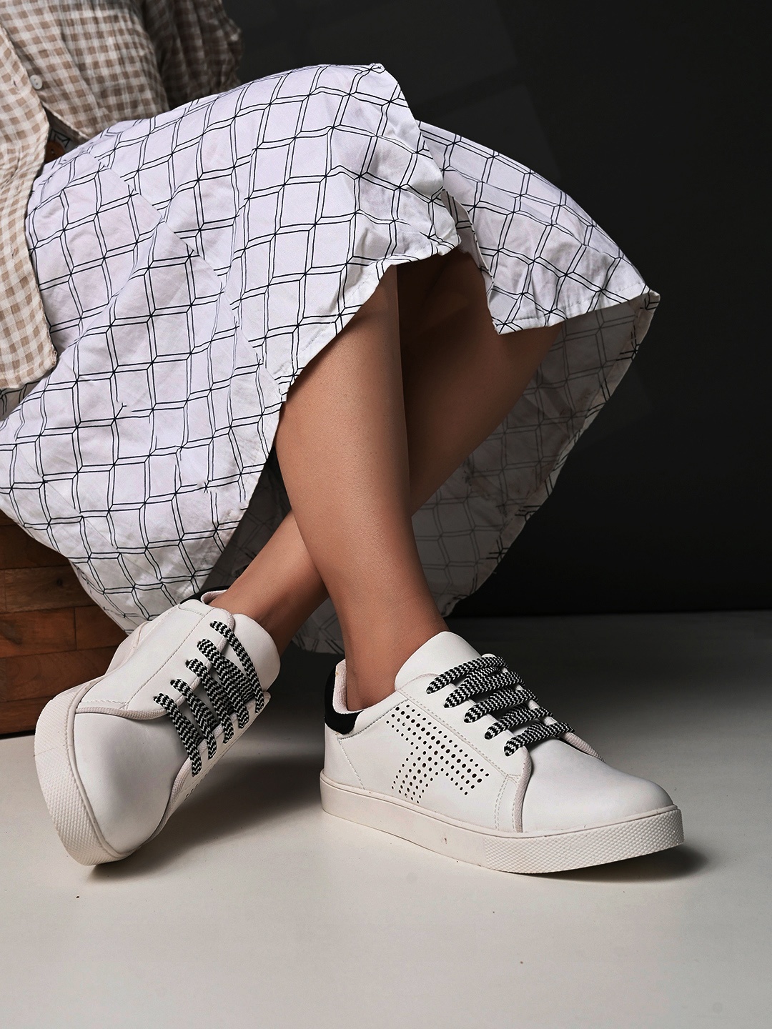 

Longwalk Women Textured Sneakers, White