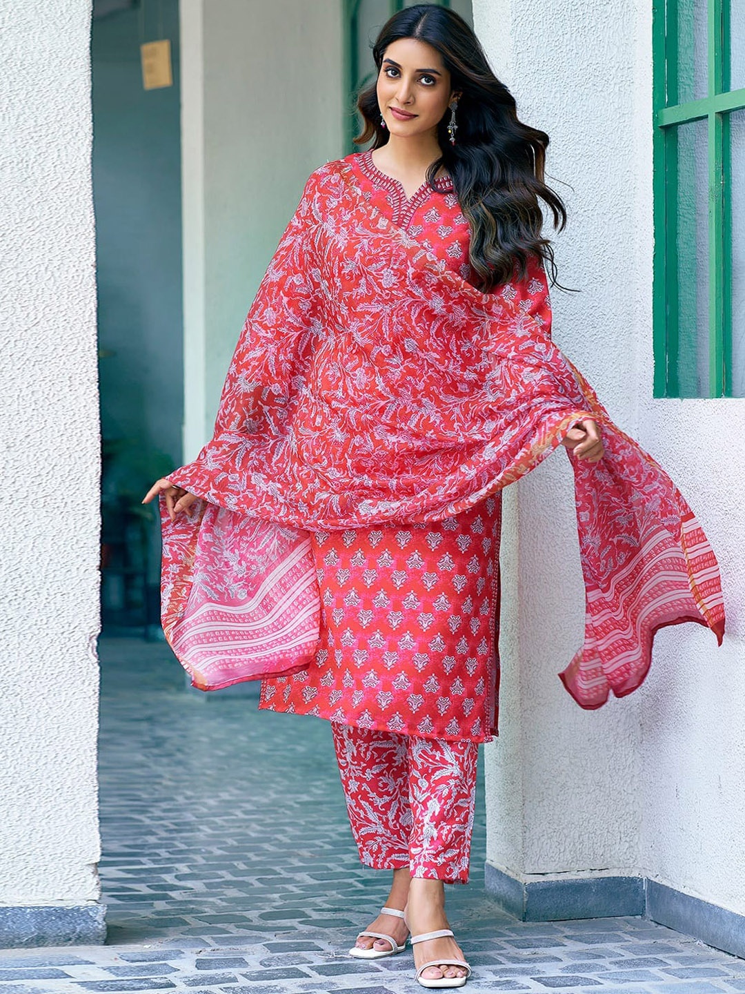 

KALINI Floral Printed Round Neck Three-Quarter Sleeves Kurta Set, Red