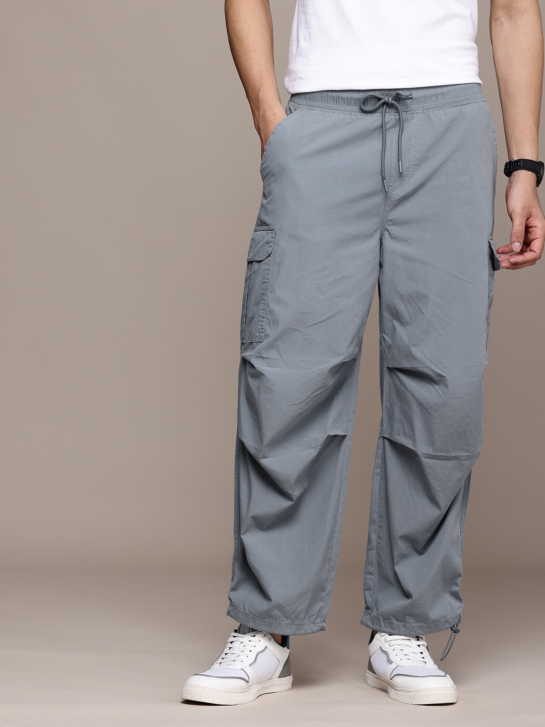 

WROGN Men Pure Cotton Loose Fit Cargo Joggers, Grey