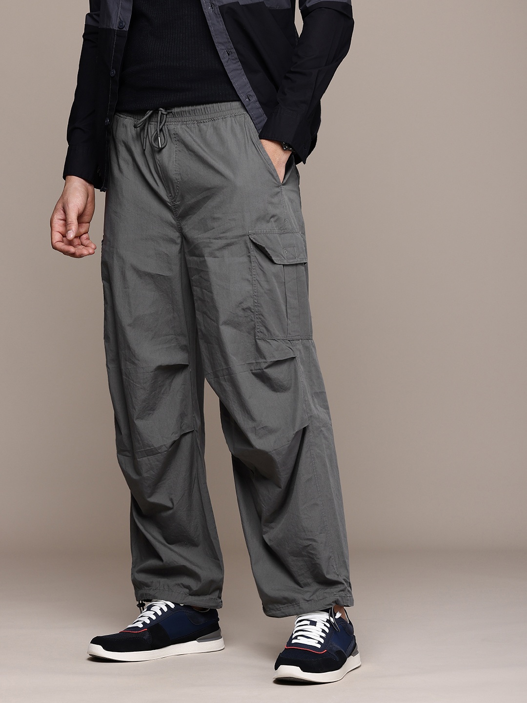 

WROGN Men Pure Cotton Loose Fit Cargo Joggers, Grey