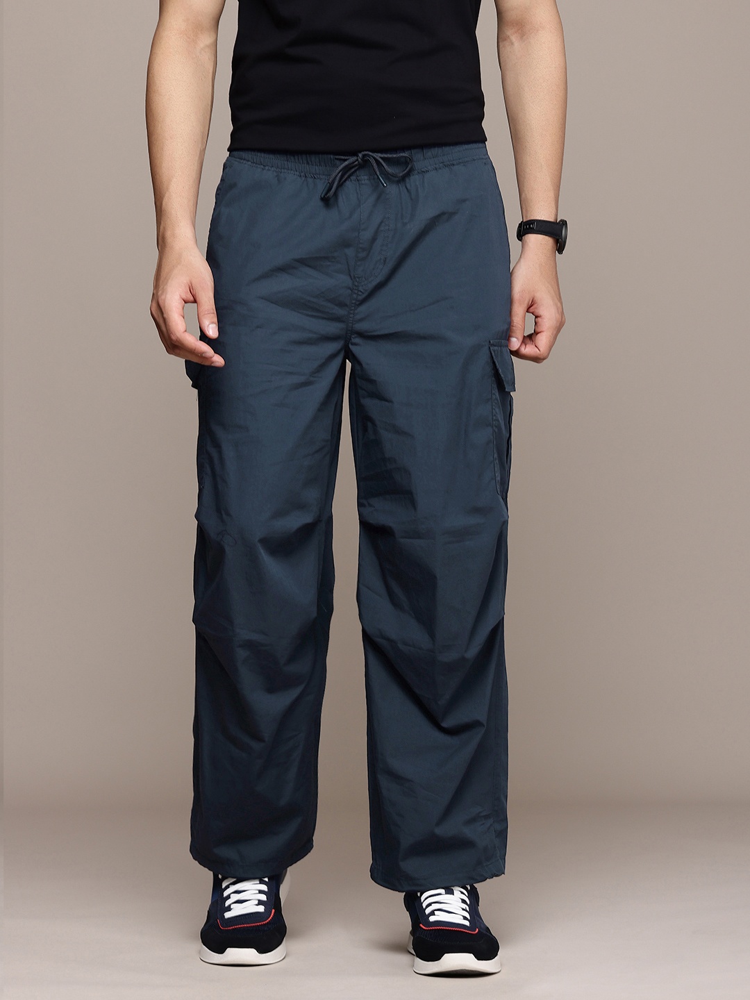

WROGN Men Pure Cotton Loose Fit Cargo Joggers, Navy blue