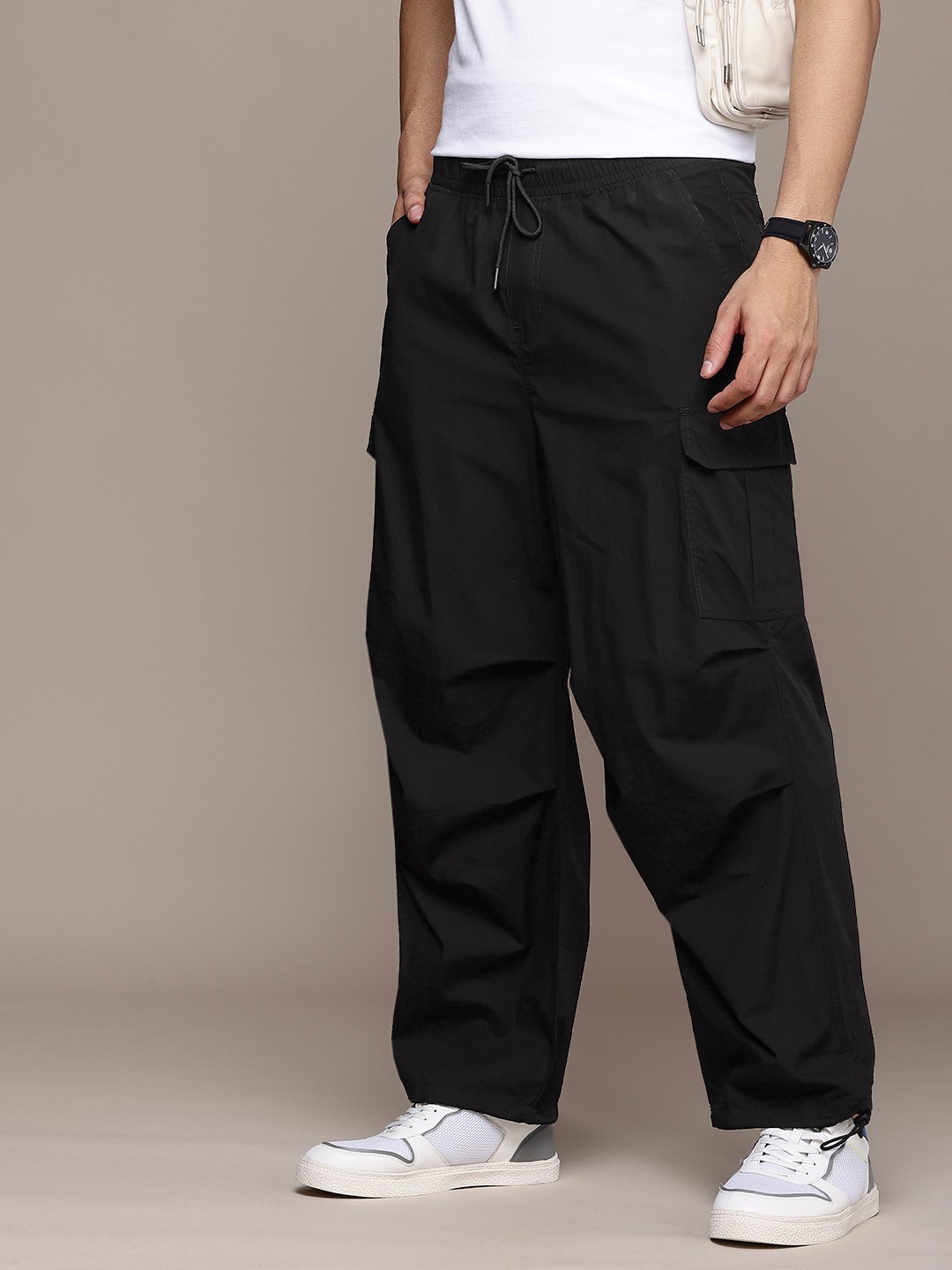 

WROGN Men Pure Cotton Loose Fit Cargo Joggers, Black