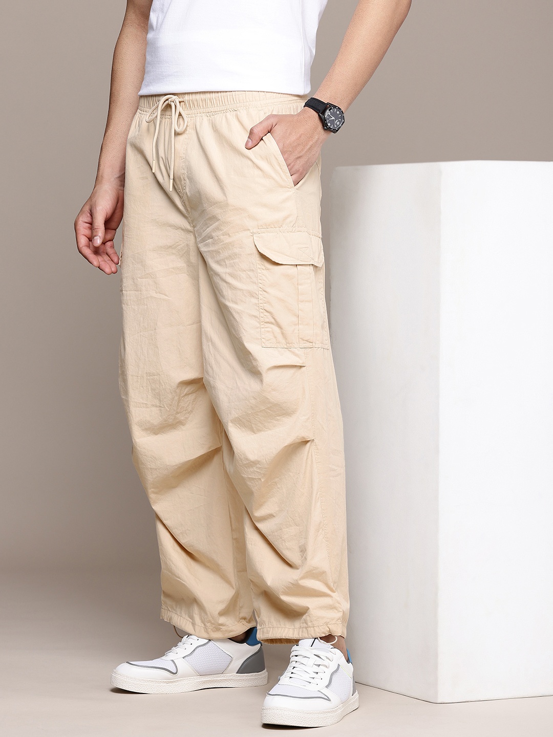 

WROGN Men Pure Cotton Loose Fit Cargo Joggers, Beige