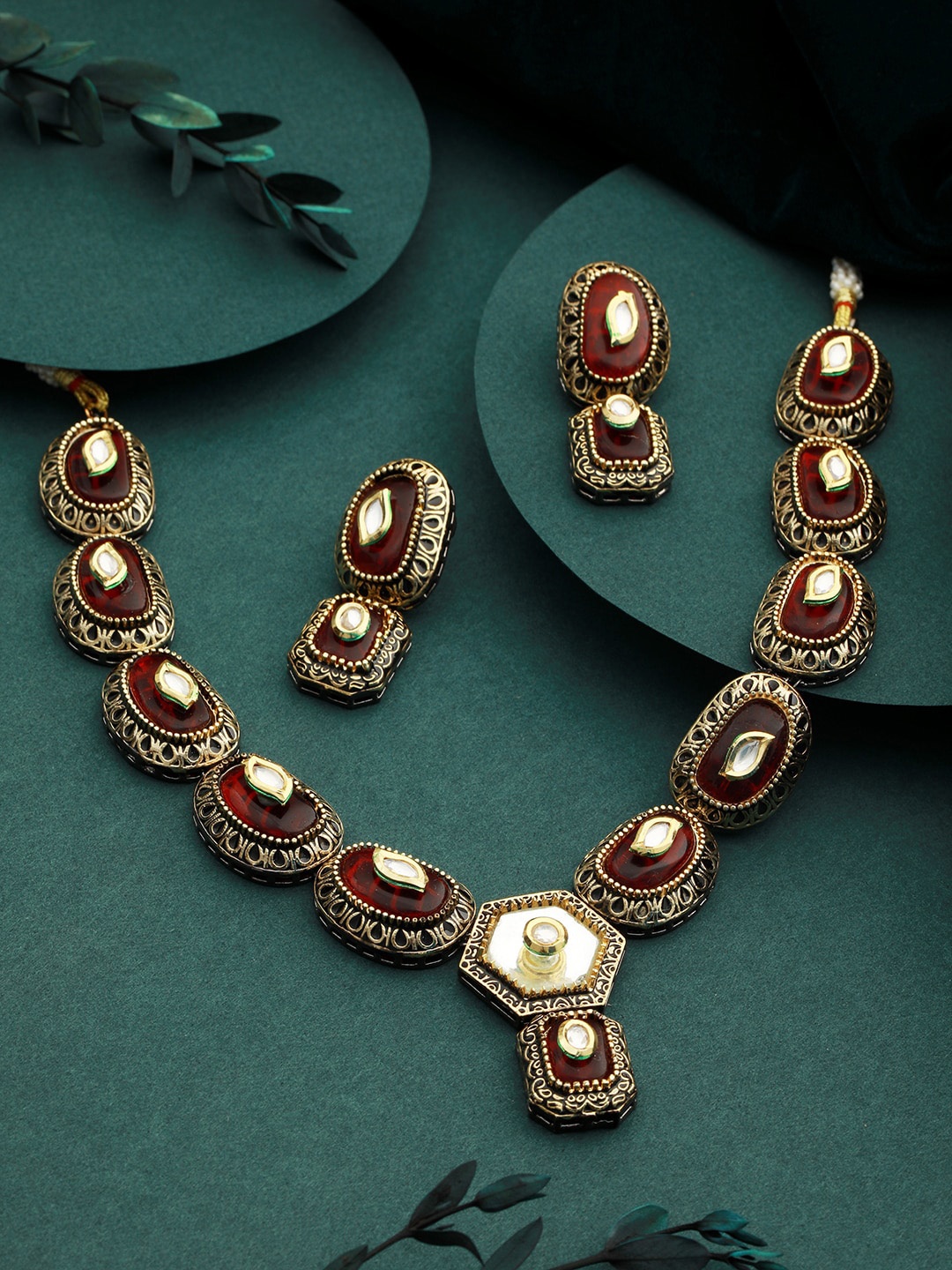 

Saraf RS Gold Toned Kundan-Studded & Beaded Jewellery Set