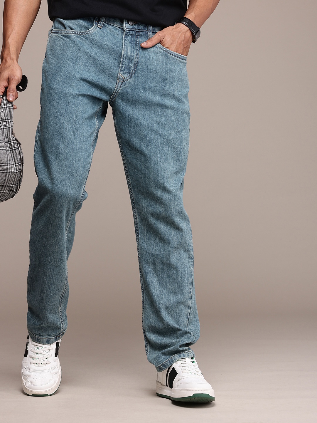 

WROGN Men Relaxed Fit Light Fade Jeans, Blue