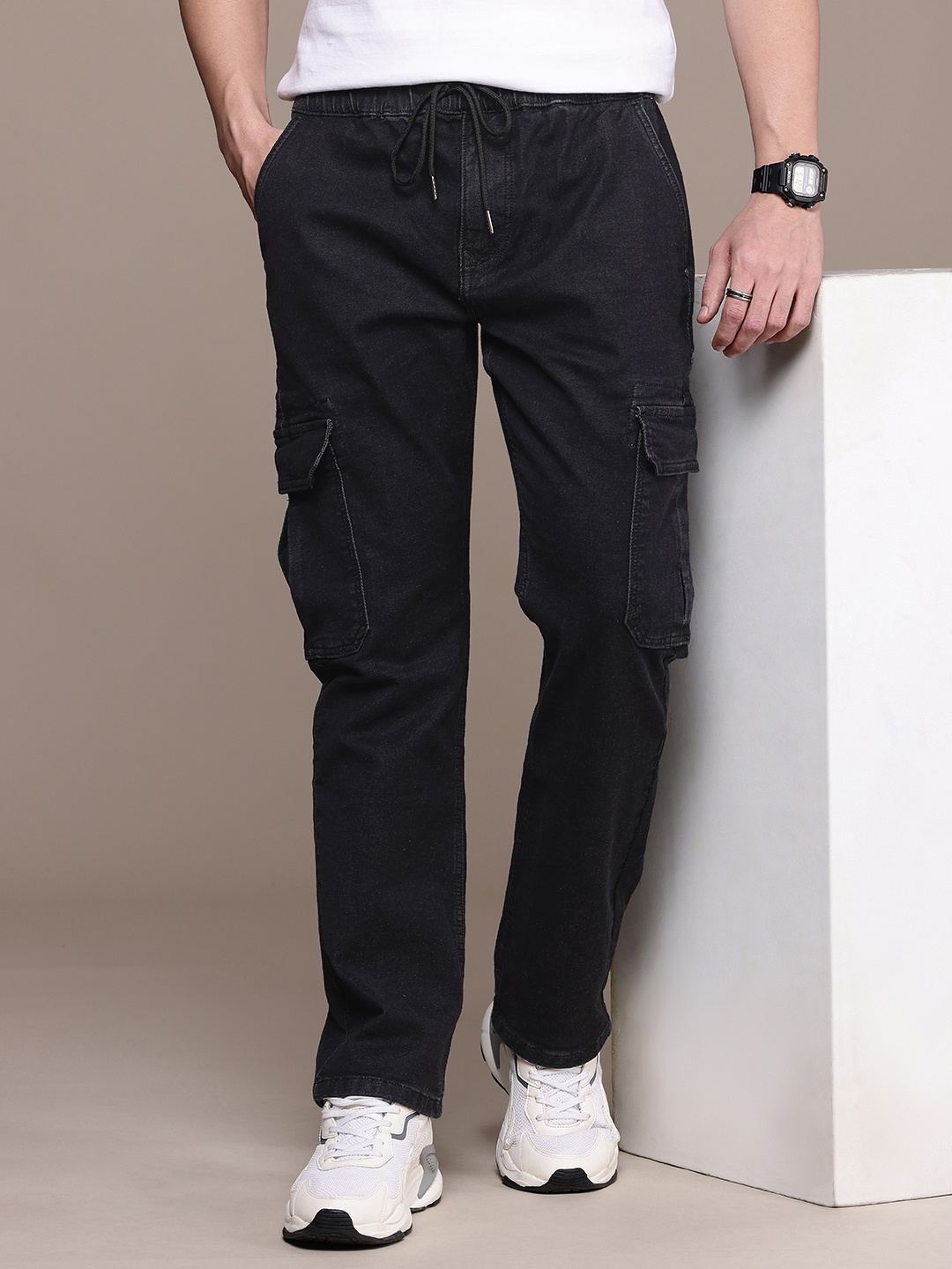 

WROGN Men Relaxed Fit Light Fade Stretchable Cargo Jeans, Black