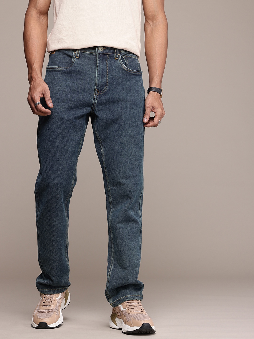 

WROGN Men Relaxed Fit Light Fade Stretchable Jeans, Blue