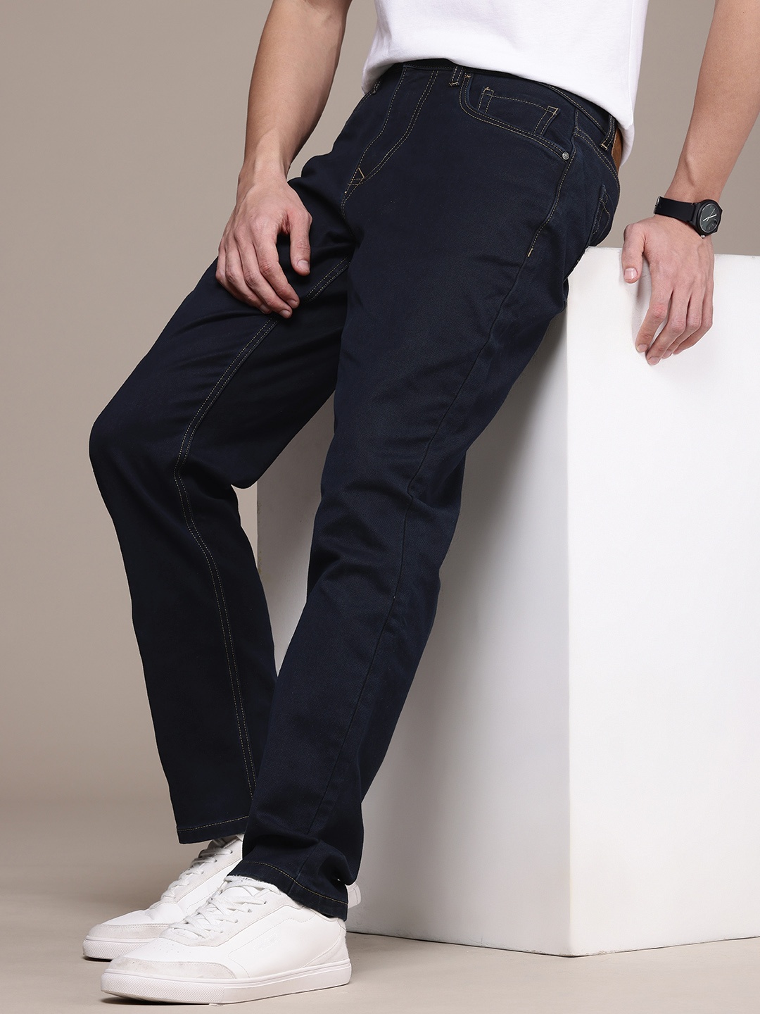 

WROGN Men Relaxed Fit Light Fade Stretchable Jeans, Navy blue