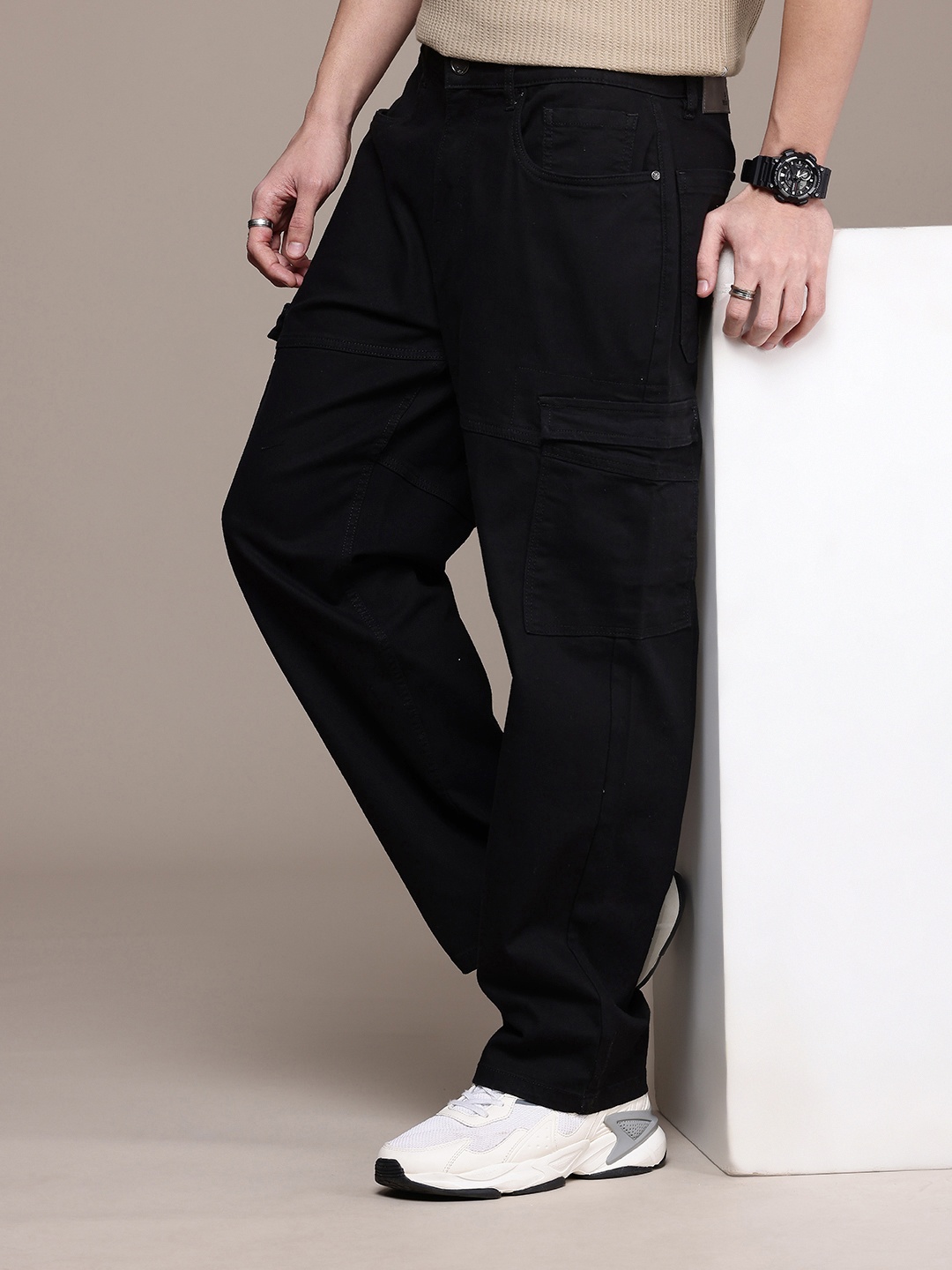 

WROGN Men Oversized Cargo Fit Jeans, Black