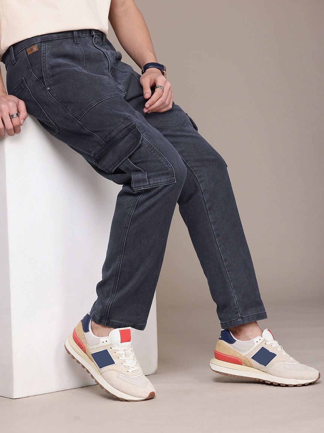 

WROGN Men Light Fade Stretchable Cargo Style Jeans, Blue