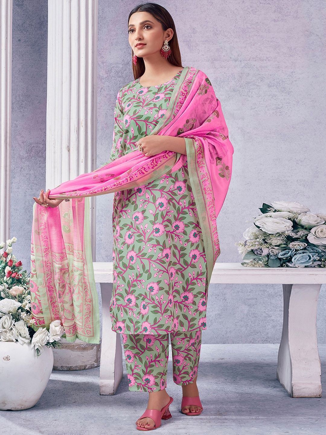 

SKYLEE Green & Pink Foral Printed Straight Kurta & Trousers With Dupatta