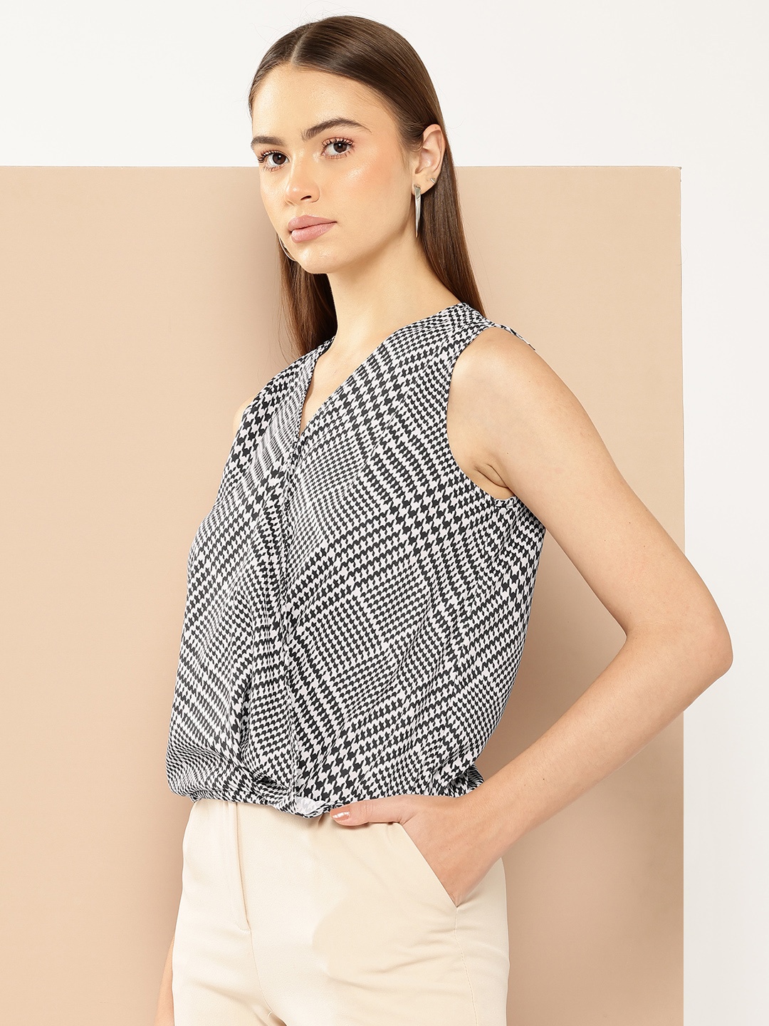 

her by invictus Houndstooth Checked Regular Top, Black