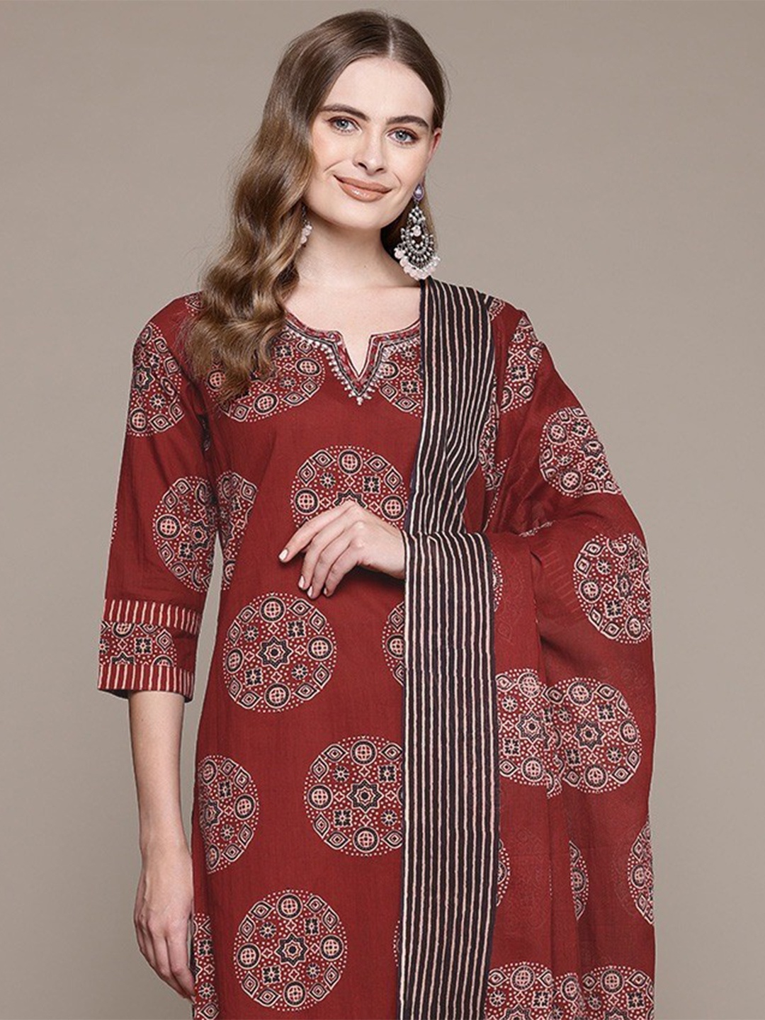 

Readiprint Fashions Women Floral Printed Regular Pure Cotton Kurta with Trousers & With Dupatta, Maroon