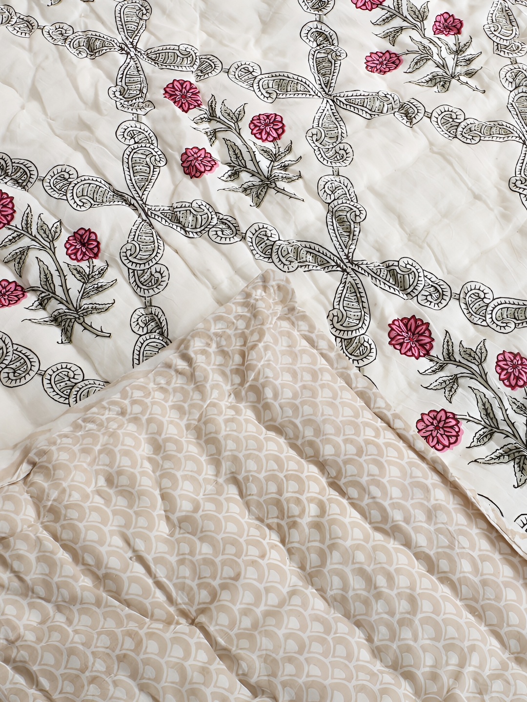 

SARYU HOMES White & Pink Ethnic Motifs Printed Mild Winter Double Bed Quilt