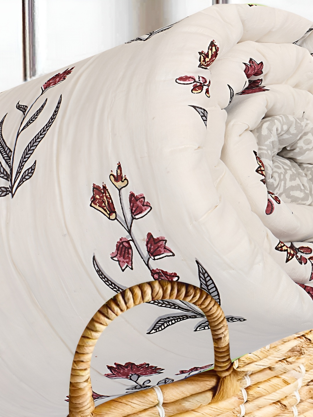 

SARYU HOMES White & Black Ethnic Motifs Printed Mild Winter Double Bed Quilt