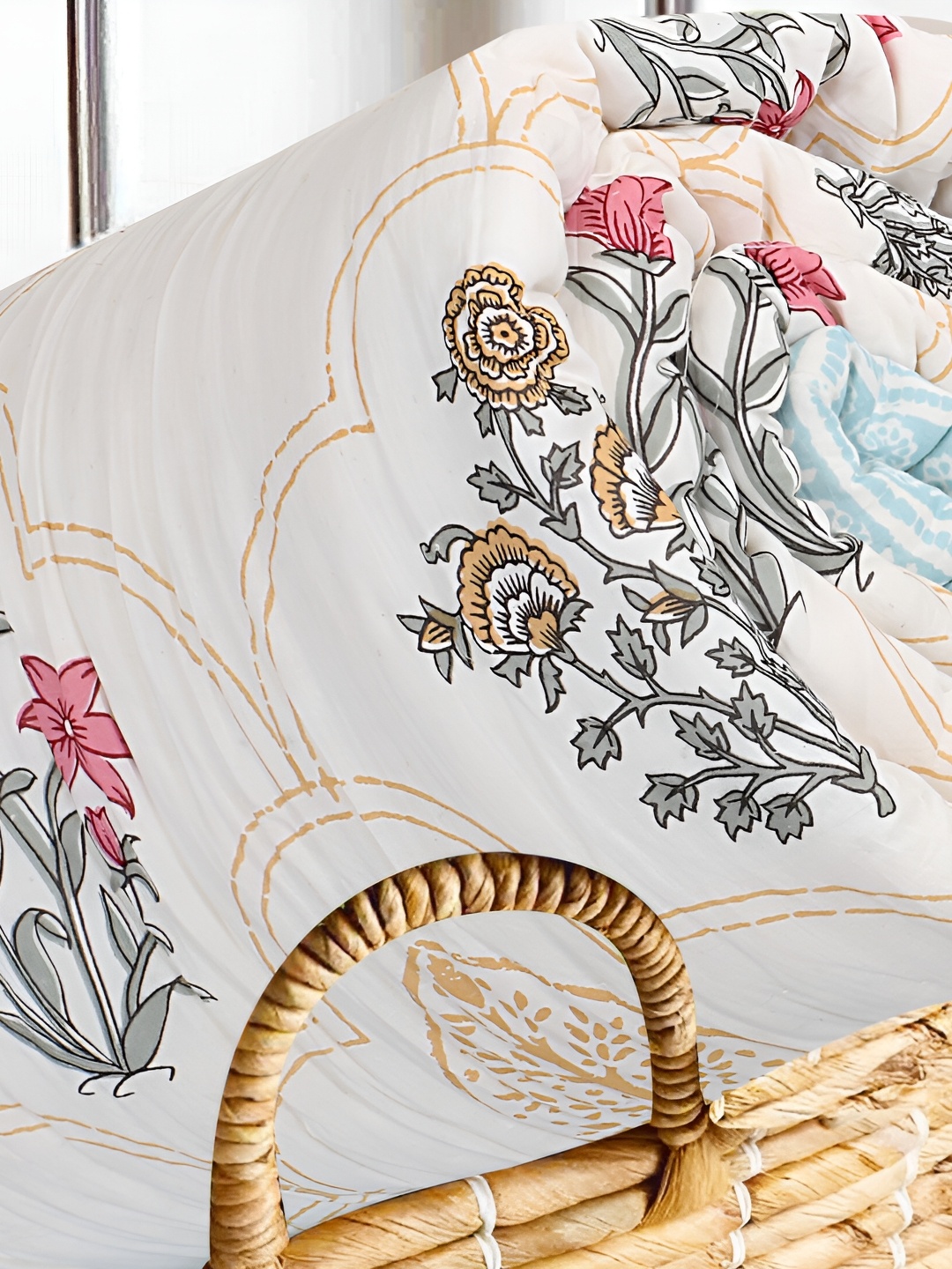 

SARYU HOMES White & Pink Ethnic Motifs Printed Mild Winter Double Bed Quilt